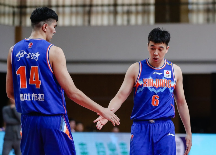 新疆队轻取上海队，利拉德惊艳四座