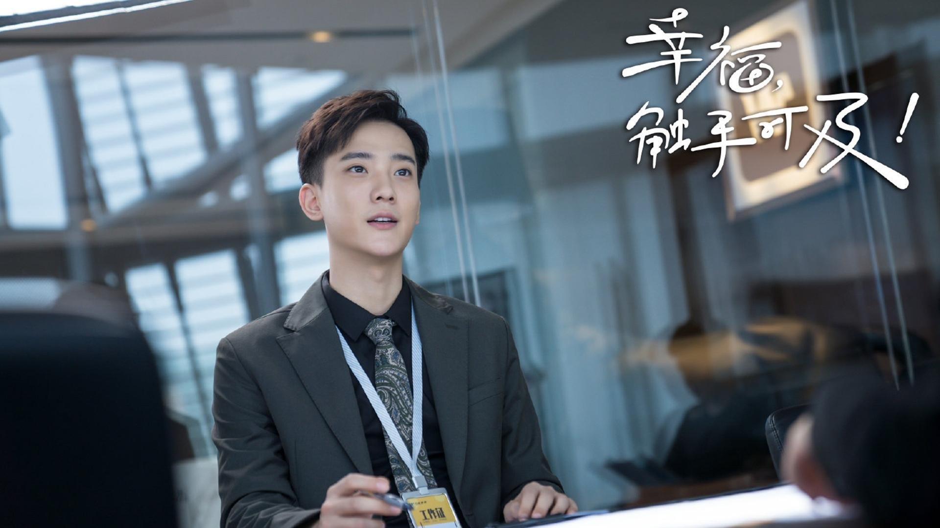 红牛之翼遮蔽黄色潜水艇，独行侠的蓝色闪电划破天际