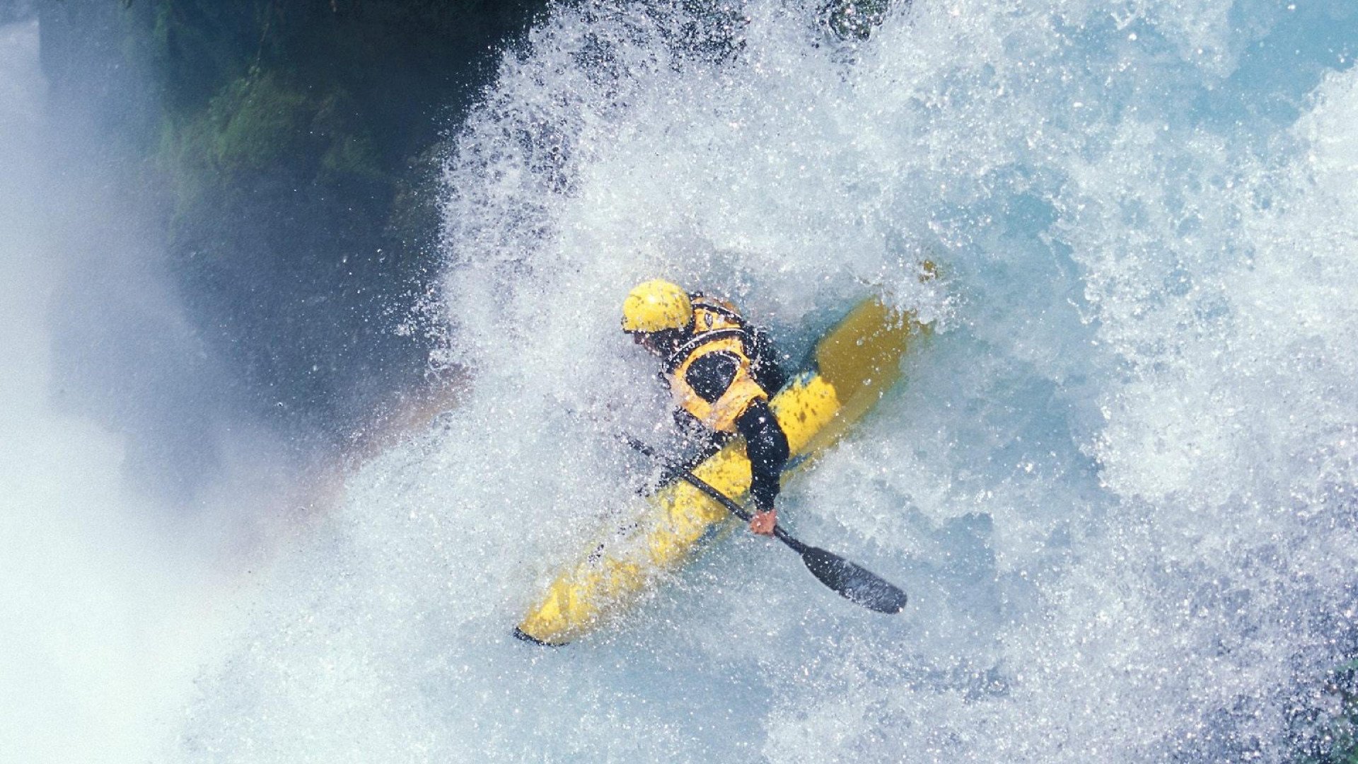 足球教练的电视之夜，当历史在三个频道同时低语